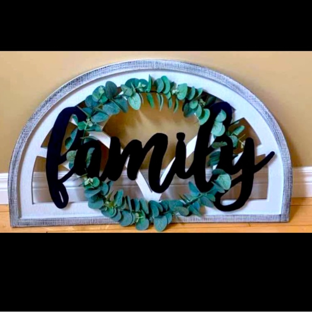 🧑‍🎄🎅 Christmas in July Sale🧑‍🎄🎅 wall decor featuring the word 'family' NWOT